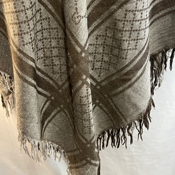 GUCCI Silver Fox Fur, Lana Wool, & Silk Wrap with Gucci Logo throughout SZ OS - Picture 11 of 16
